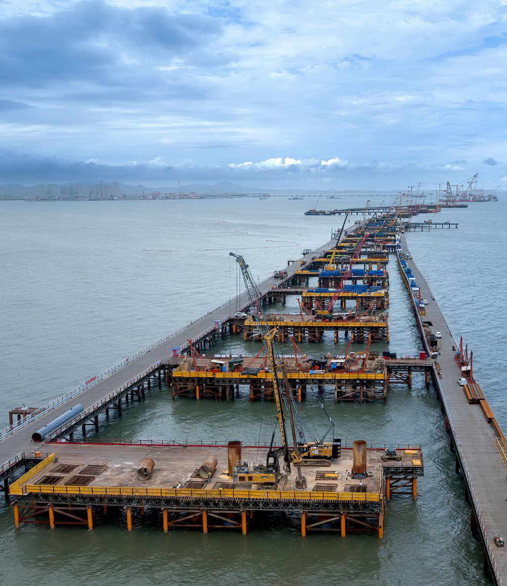 這是廈金大橋（廈門段）海上橋梁大規模裝配化施工現場（無人機照片，6月13日攝）。