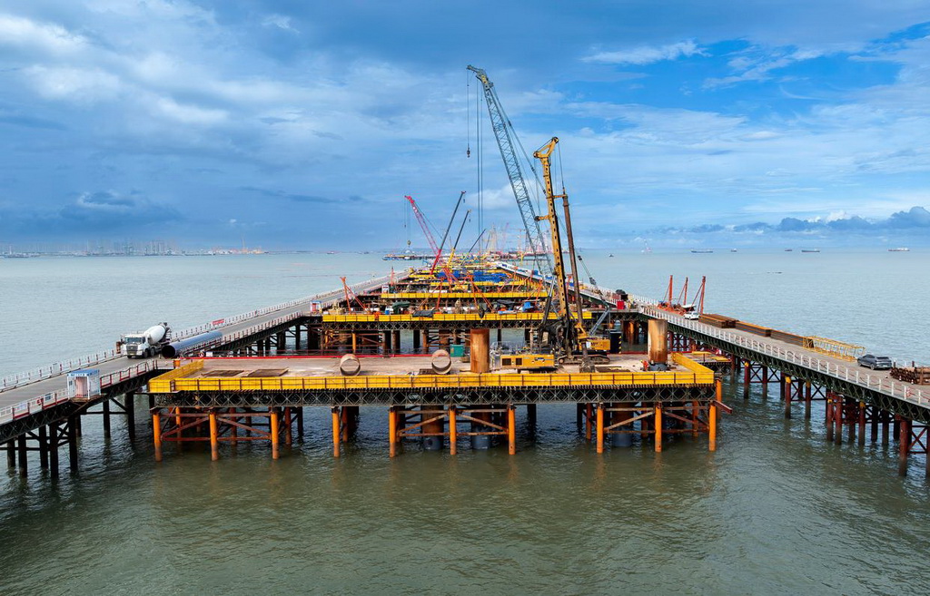 這是廈金大橋（廈門段）海上橋梁大規模裝配化施工現場（無人機照片，6月13日攝）。