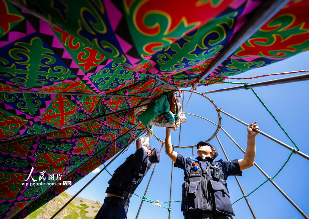 025年6月13日，民警護幫助牧民拆除氈房。