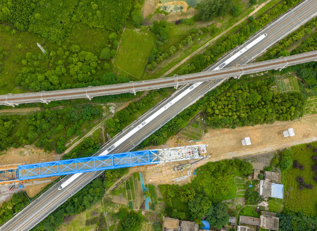 新建滬寧合高鐵鋼桁梁跨越滬蓉鐵路（6月15日攝，無人機照片）。