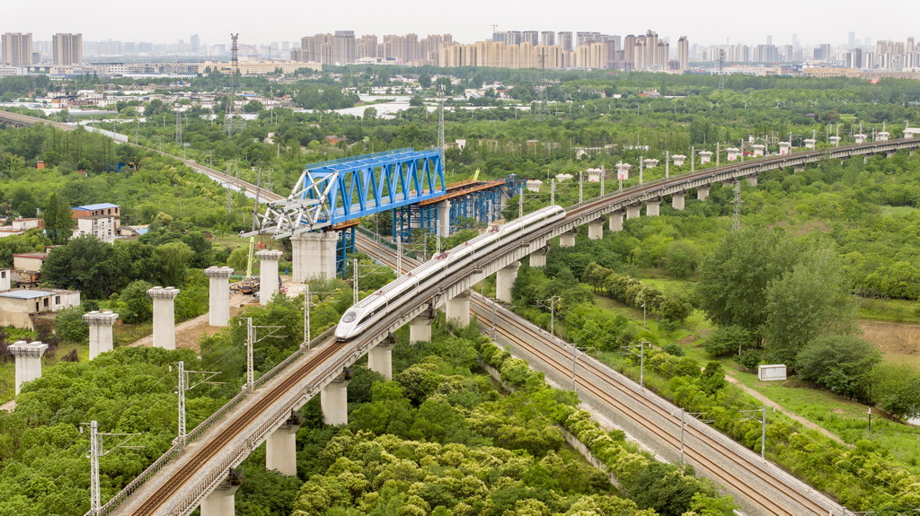 新建滬寧合高鐵鋼桁梁跨越滬蓉鐵路（6月15日攝，無人機照片）。