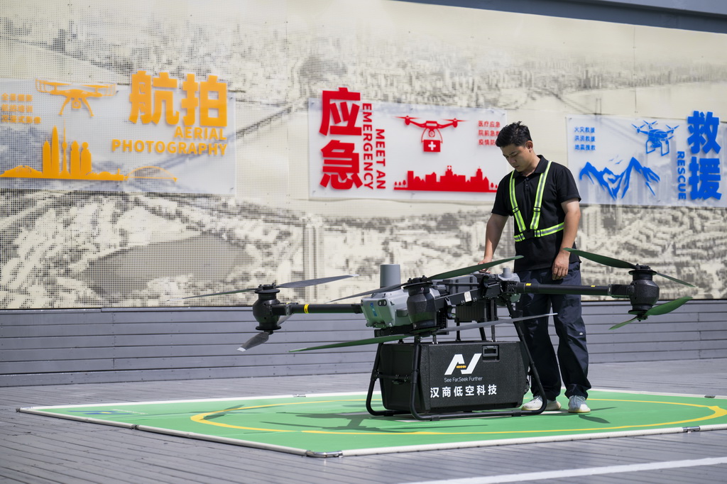 6月16日，在漢商低空港停機坪，一名工作人員在起飛前檢查無人機工作狀態。