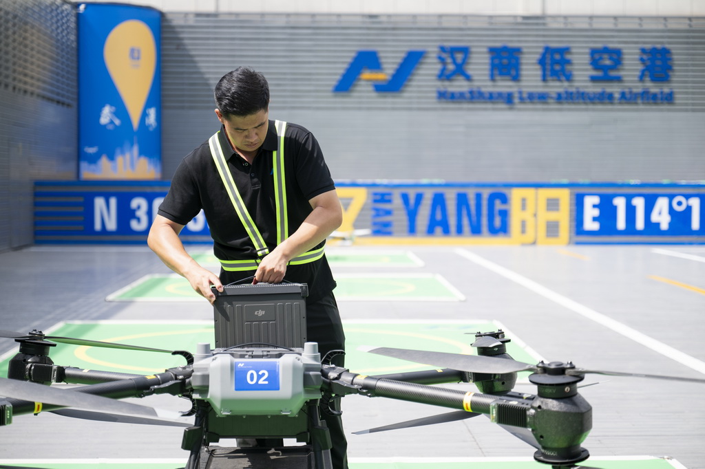 6月16日，在漢商低空港停機坪，一名工作人員給無人機更換電池。