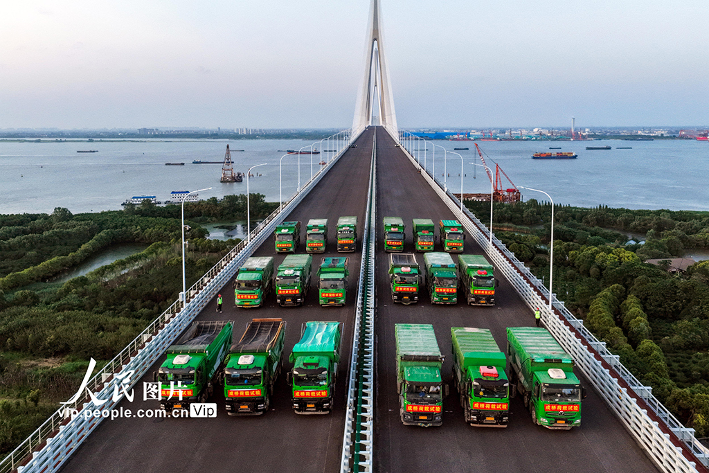 江蘇：常泰長江大橋進行靜態荷載試驗