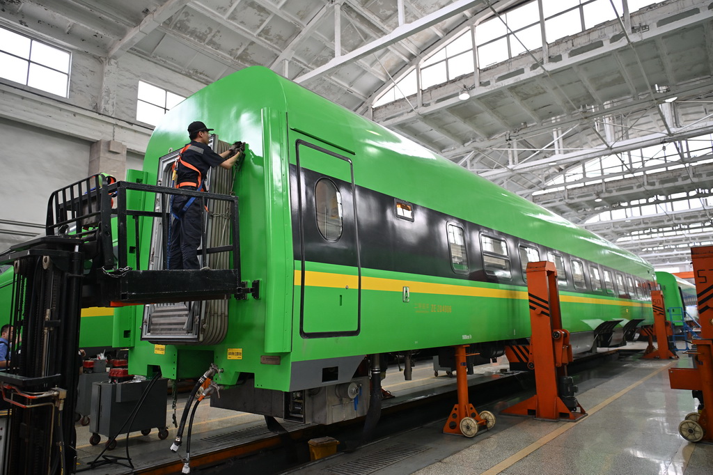 6月17日，在中國鐵路太原局集團有限公司太原車輛段，檢修人員對列車進行檢查維護。