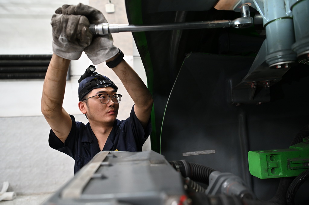 6月17日，在中國鐵路太原局集團有限公司太原車輛段，檢修人員對列車進行檢查維護。