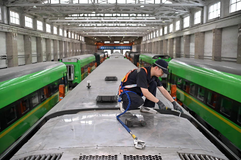 6月17日，在中國鐵路太原局集團有限公司太原車輛段，檢修人員對列車進行檢查維護。