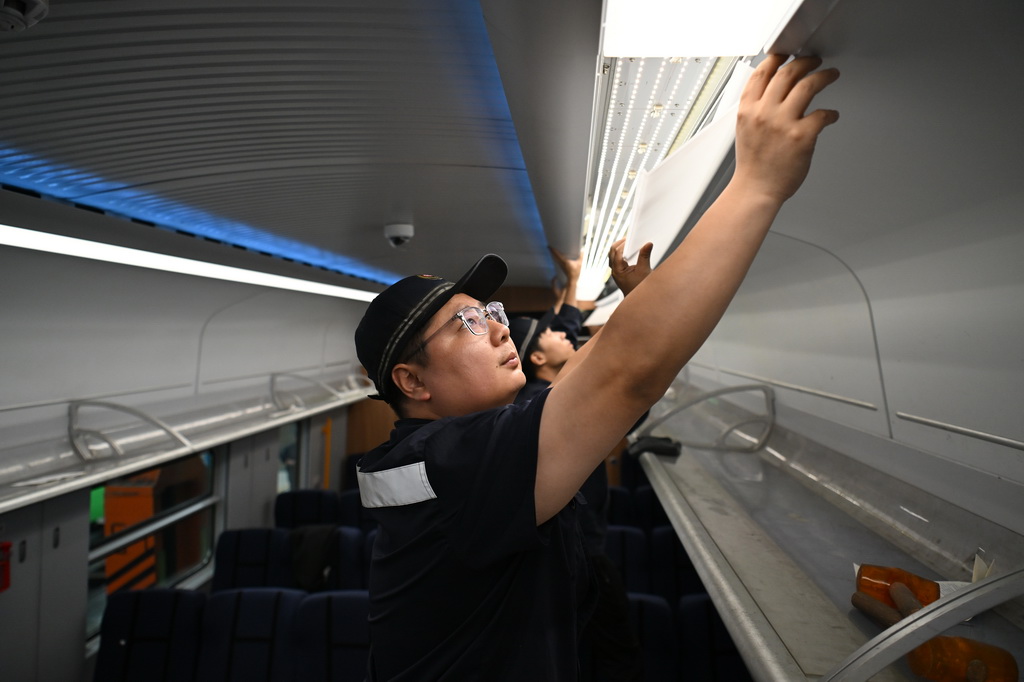 6月17日，在中國鐵路太原局集團有限公司太原車輛段，檢修人員對列車進行檢查維護。