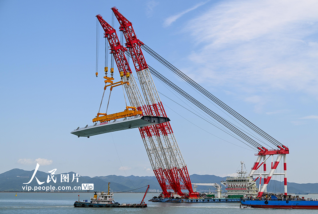 浙江寧波:象山港跨海大橋最大重量節段鋼混結合梁架設成功【2】