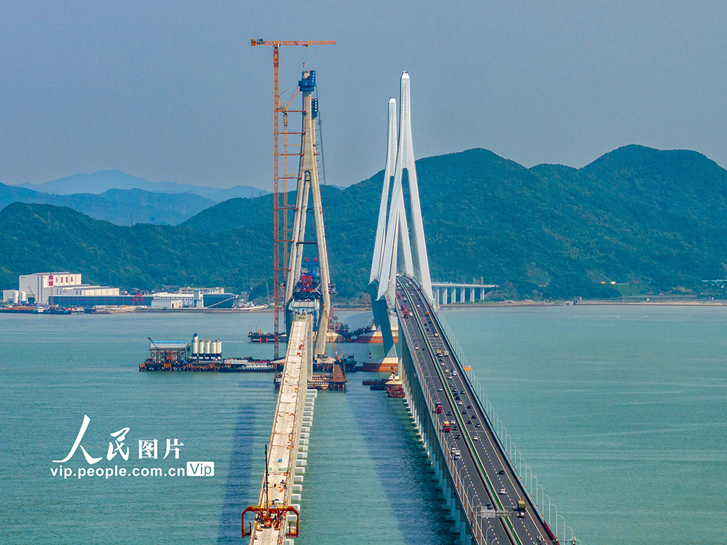 浙江寧波:象山港跨海大橋最大重量節段鋼混結合梁架設成功【3】
