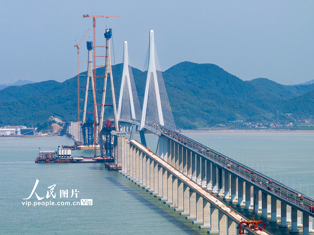 浙江寧波:象山港跨海大橋最大重量節段鋼混結合梁架設成功【4】