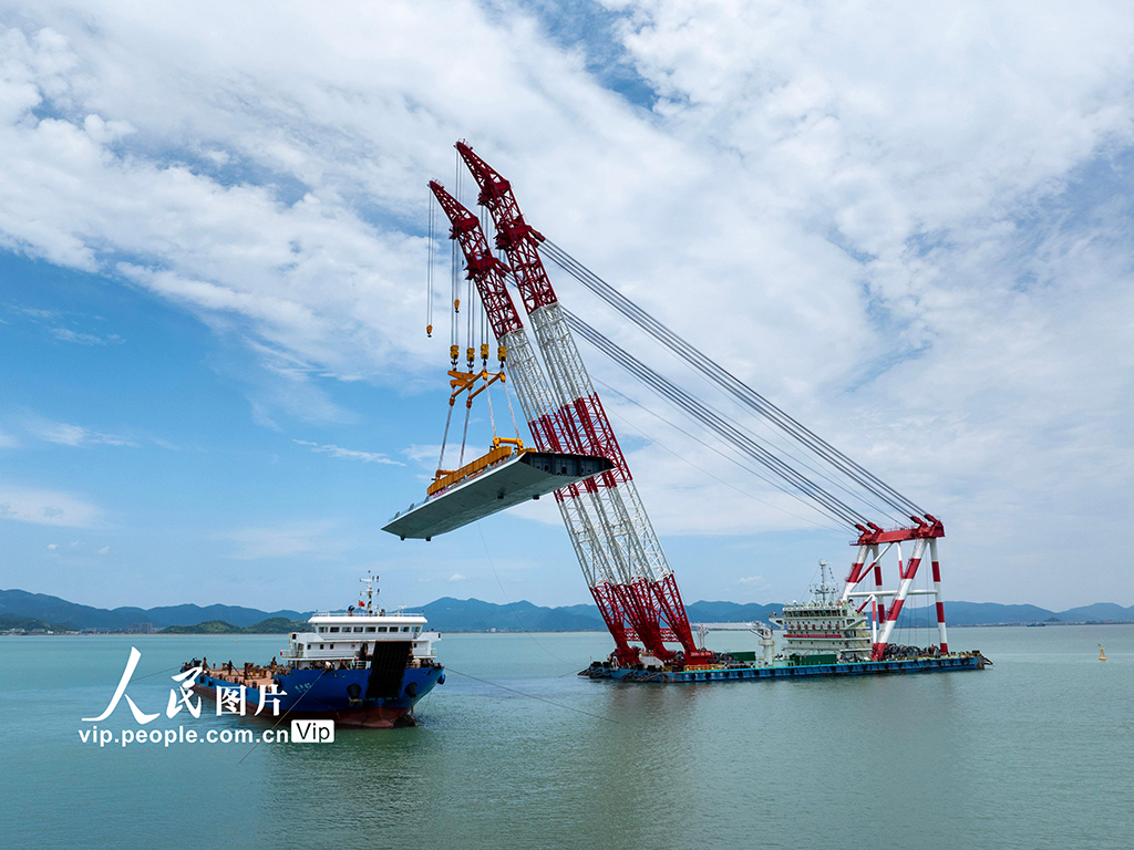 浙江寧波:象山港跨海大橋最大重量節段鋼混結合梁架設成功【5】