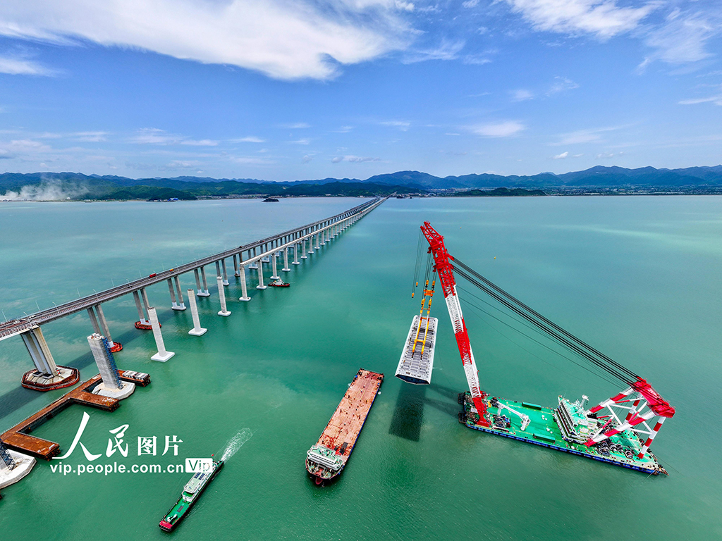浙江寧波:象山港跨海大橋最大重量節段鋼混結合梁架設成功【7】