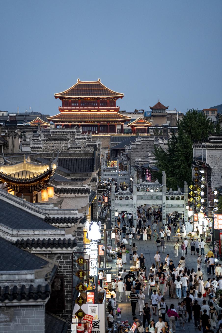 熱鬧非凡的襄陽北街。王劍攝