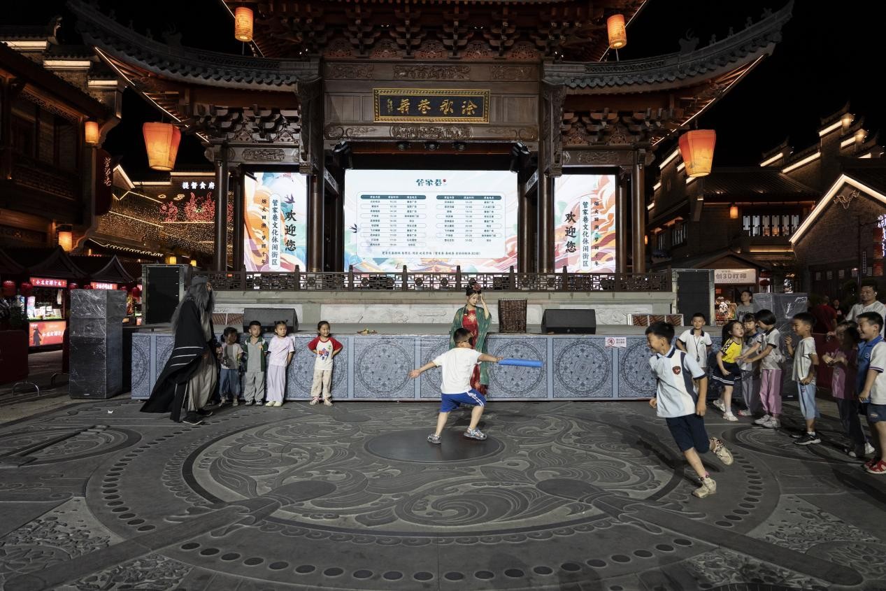 管家巷文化活動吸引小朋友們熱烈參與。王劍 攝