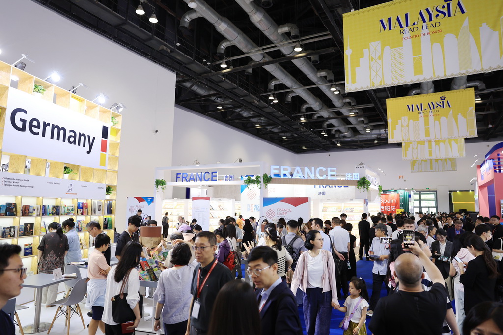 6月18日，觀眾在國際出版商展區參觀。