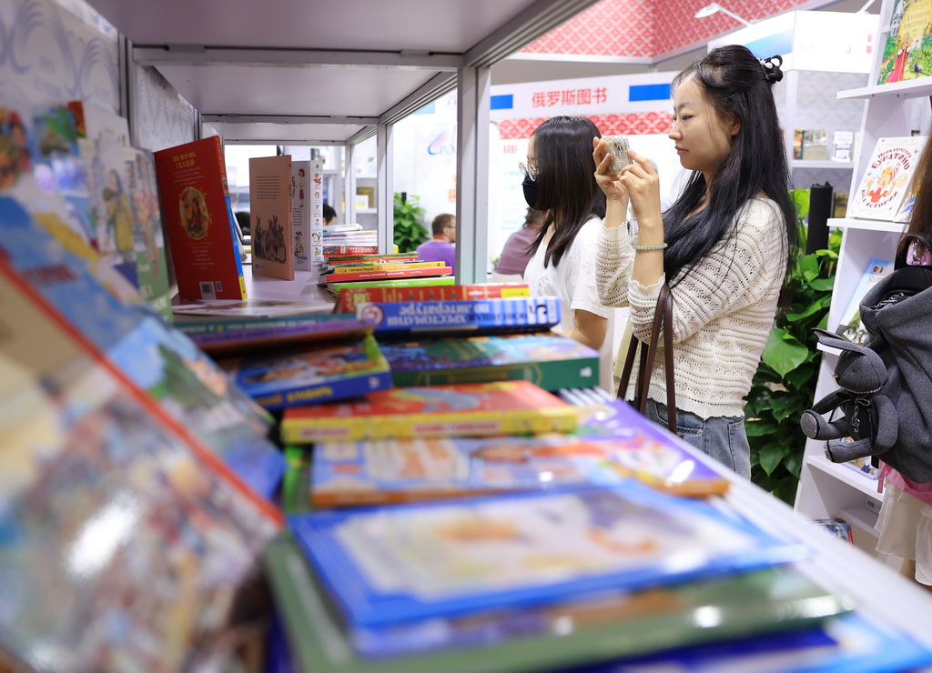 6月18日，觀眾在俄羅斯展區參觀。