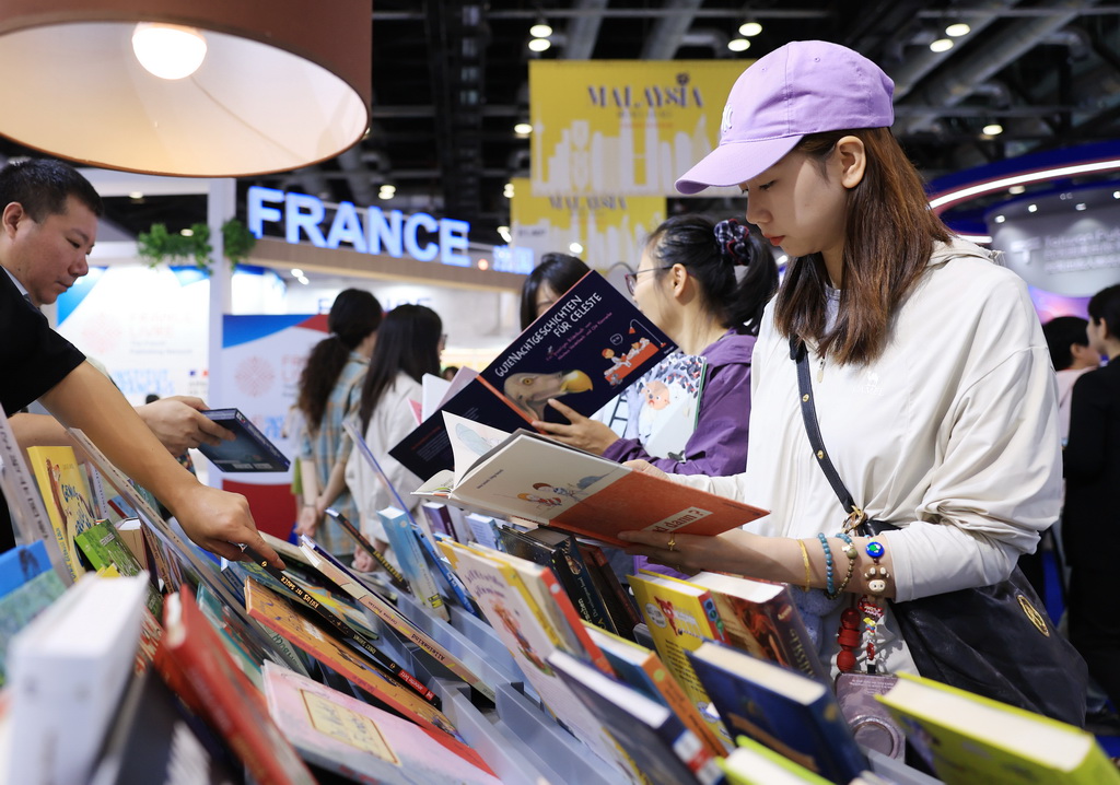 6月18日，觀眾在德國展區參觀。