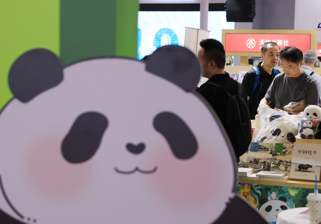 6月18日，觀眾在四川展區參觀。