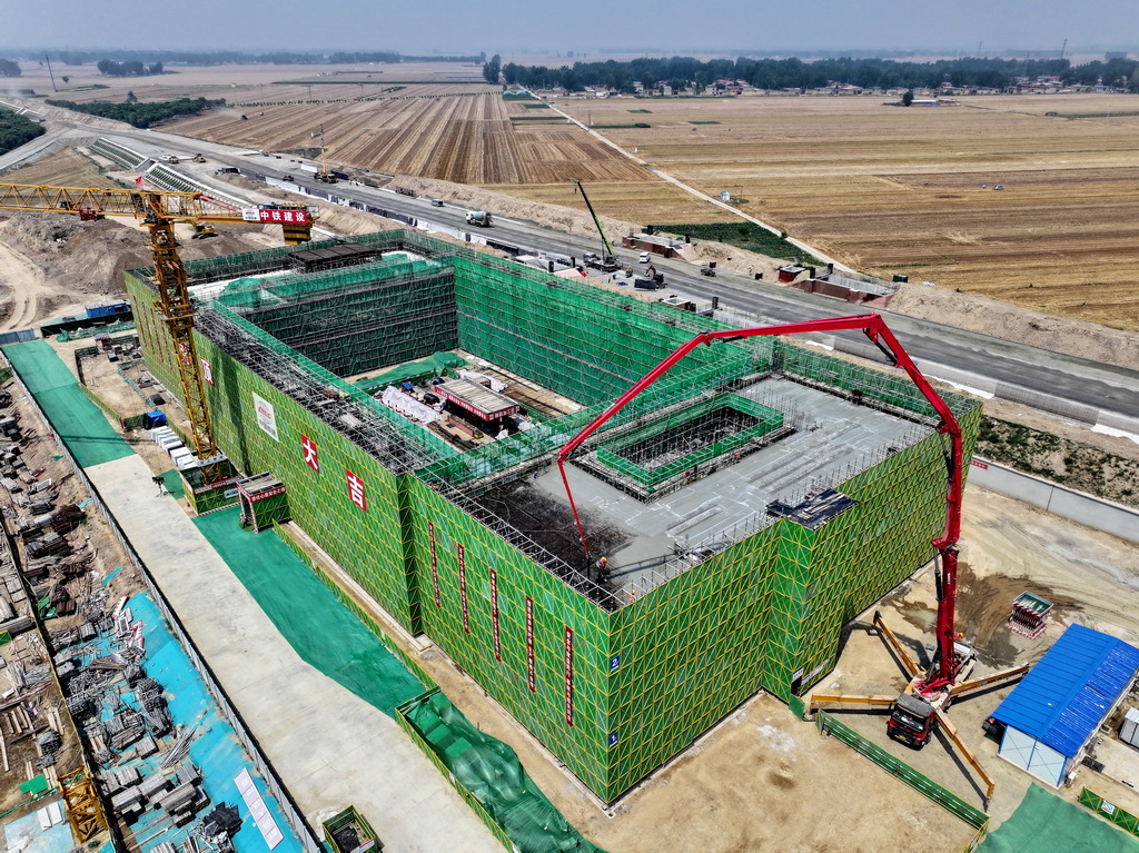 雄忻高鐵望都北站建設現場（6月18日攝，無人機照片）。