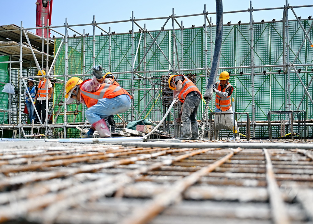 6月18日，中鐵建設集團工人在雄忻高鐵望都北站建設現場澆筑水泥。