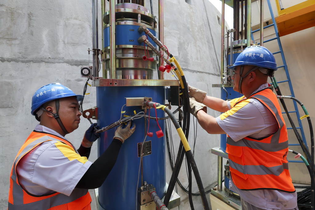6月18日，作業人員在調試豎井掘進機配套設施。