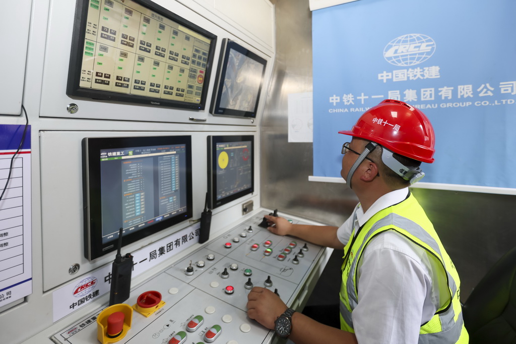 6月18日，豎井掘進機操作手在調整數據參數。