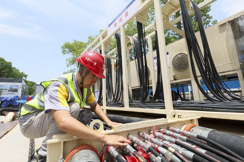 6月18日，作業人員在檢查豎井掘進機液壓管路。