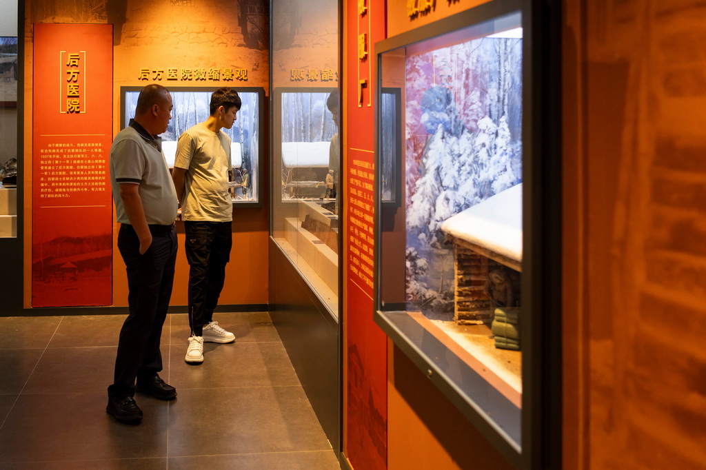 6月17日，游客在七星山國家森林公園內的集賢縣紅色抗聯體驗館參觀。