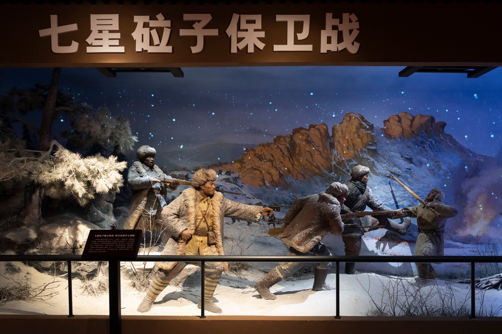 這是6月17日拍攝的集賢縣紅色抗聯體驗館內抗聯戰士與日偽軍進行戰斗的模擬場景。