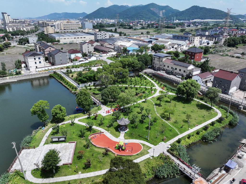 6月18日拍攝的經過環境整治提升的長興縣李家巷鎮許家浜村田心島公園（無人機照片）。