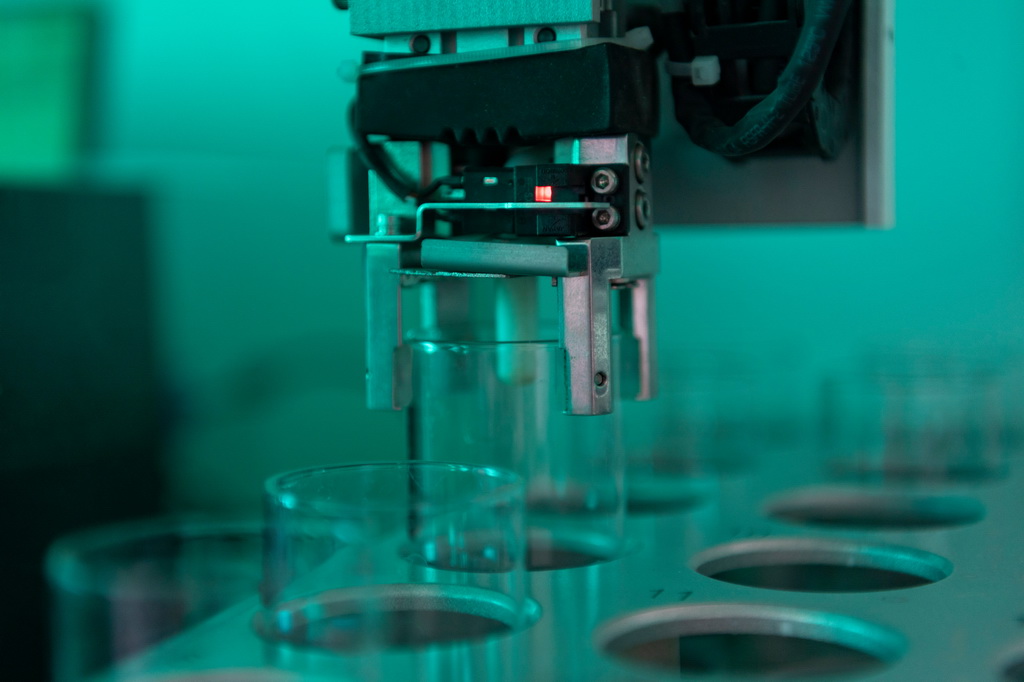 6月18日，在中國水稻研究所北方水稻研究中心，科研人員操控土壤有機質分析機器人分析黑土中的有機質含量。