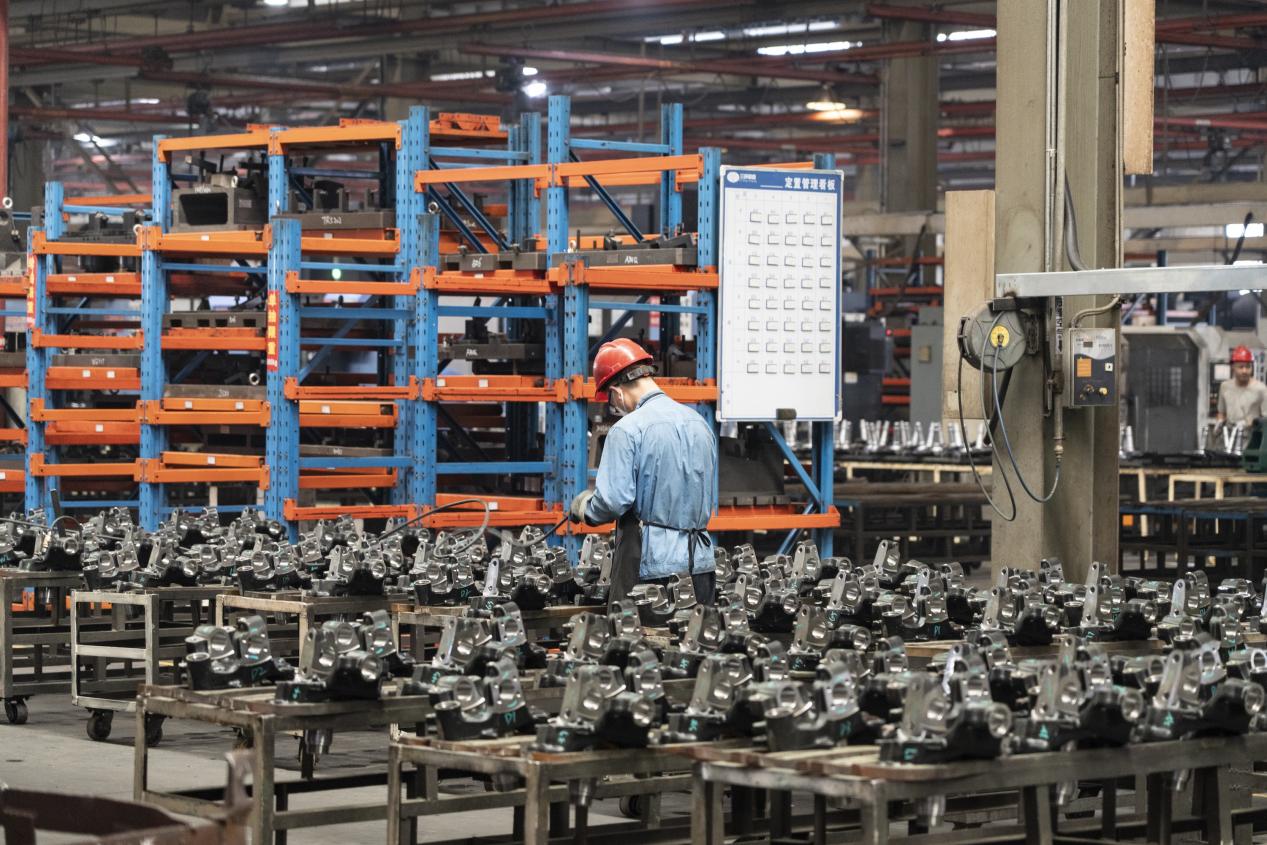 生產線上工人正在作業。王劍攝