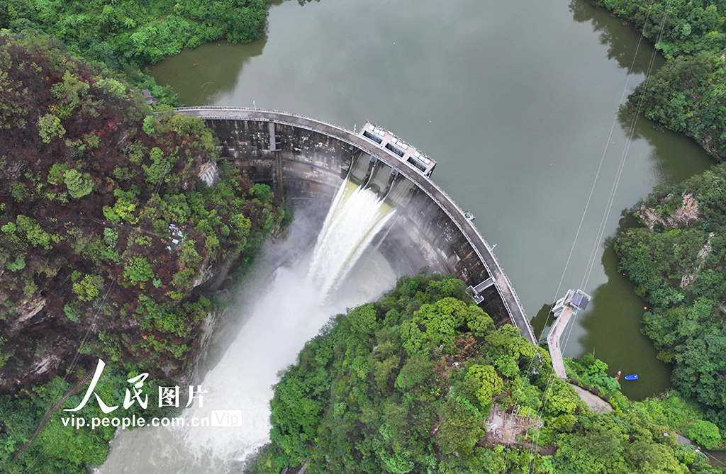 湖南張家界：開閘泄流保安全