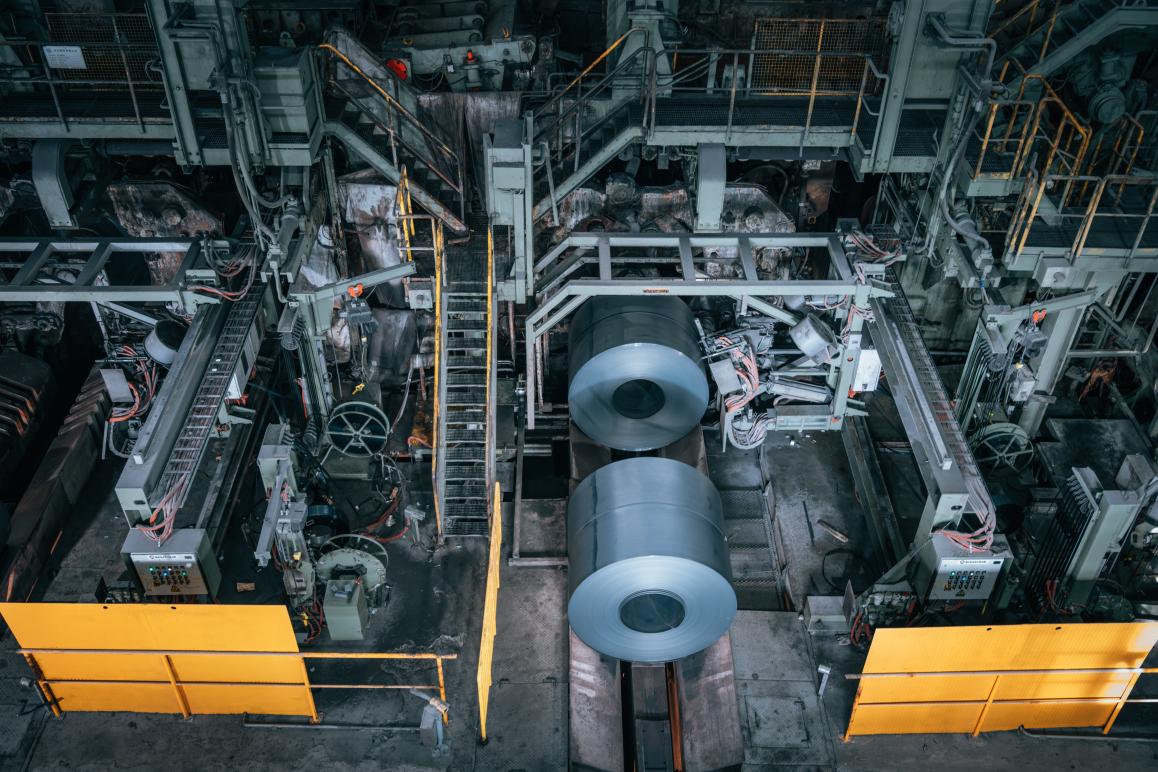 經過一道道軋制，厚重的鋼板逐漸延展軋成鋼卷。邱活攝