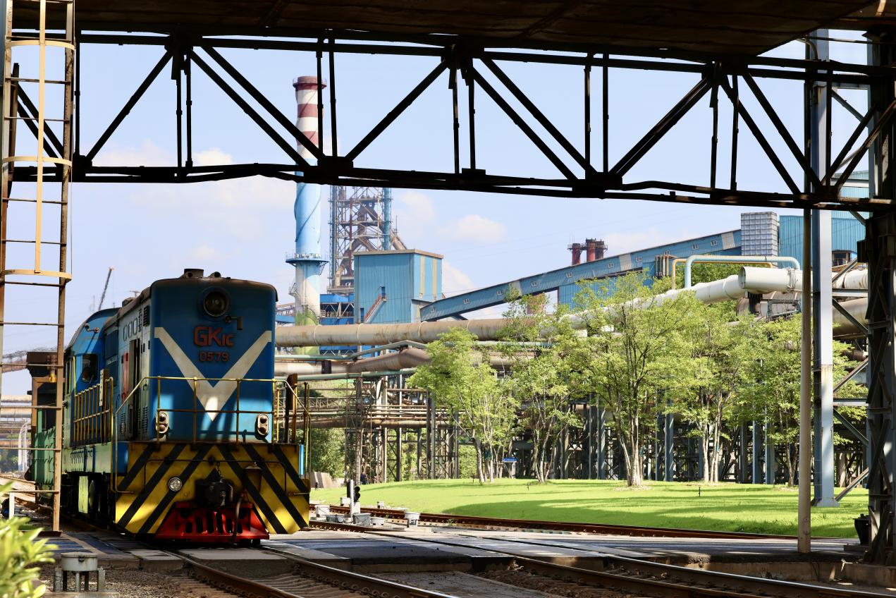 廠區內運送鐵水的火車。蔣雨師攝