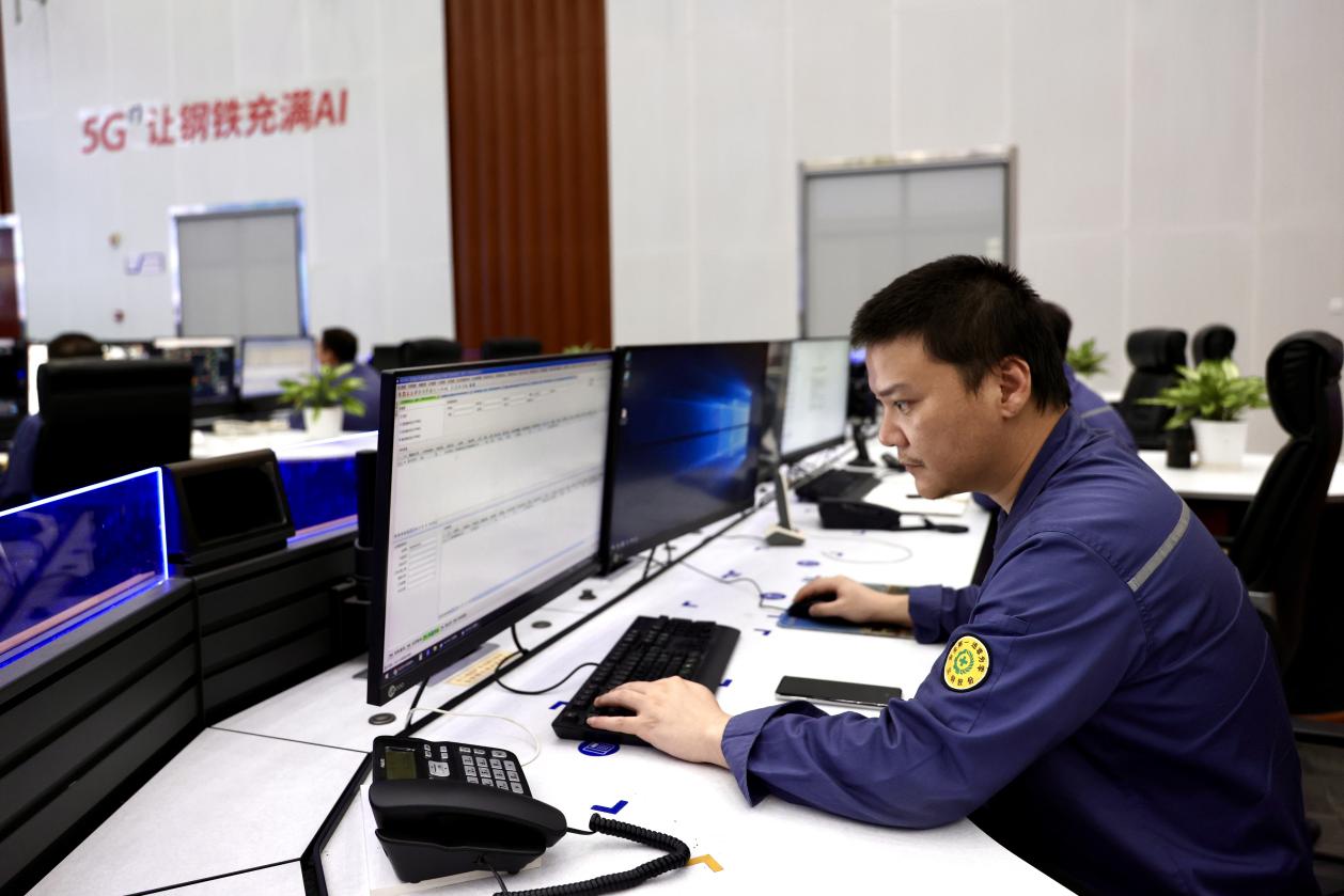 5G管控中心的工程師正在分析生產情況。蔣雨師攝