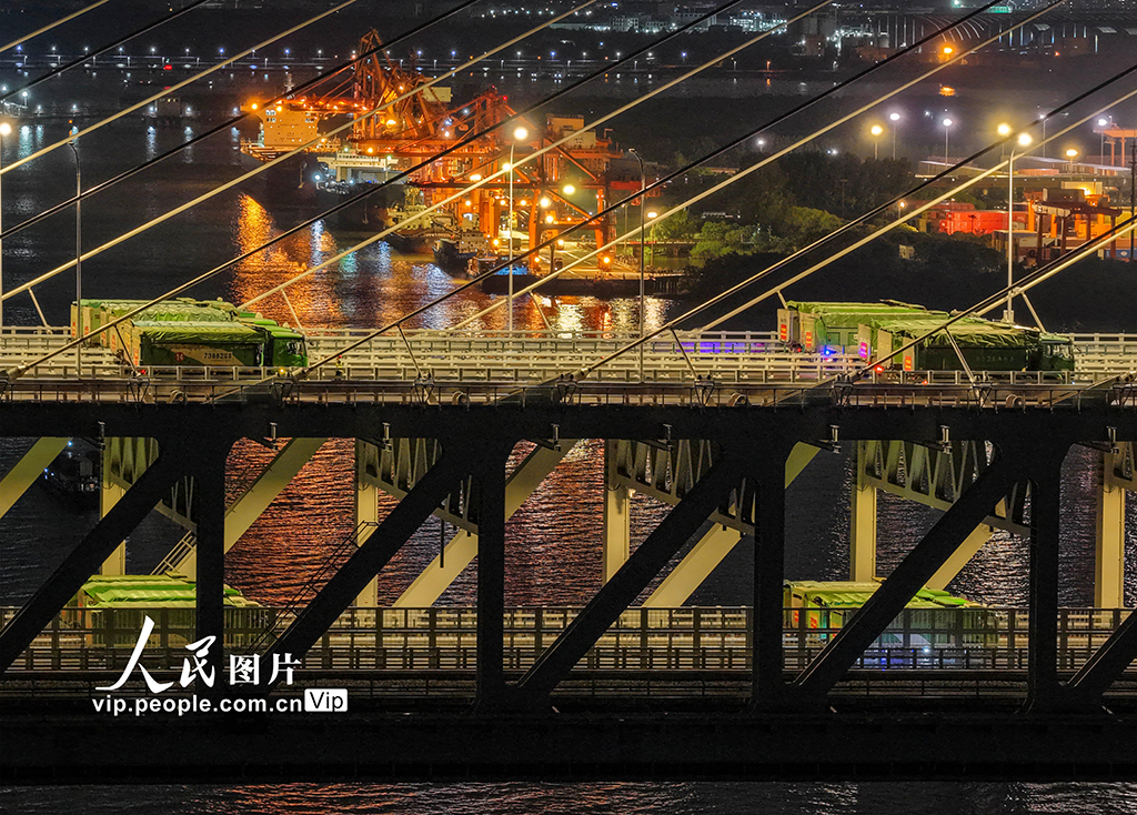 江蘇泰州:常泰長江大橋開展主跨斜拉橋荷載試驗【3】