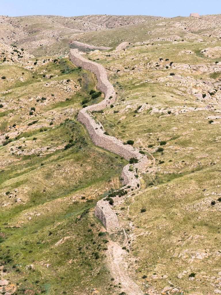 這是6月21日拍攝的固陽秦長城天盛成段局部（無人機照片）。