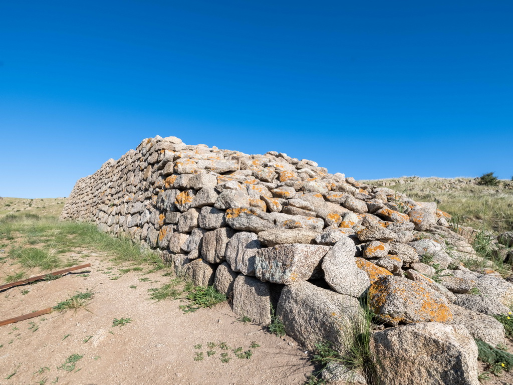 這是6月21日拍攝的固陽秦長城天盛成段局部。