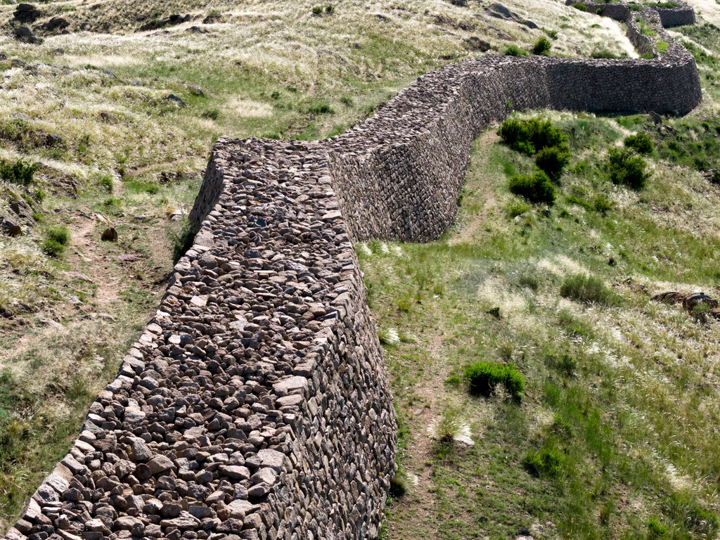 這是6月21日拍攝的固陽秦長城天盛成段局部（無人機照片）。