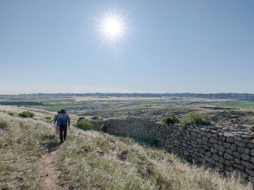 6月21日，游客在固陽秦長城天盛成段參觀。