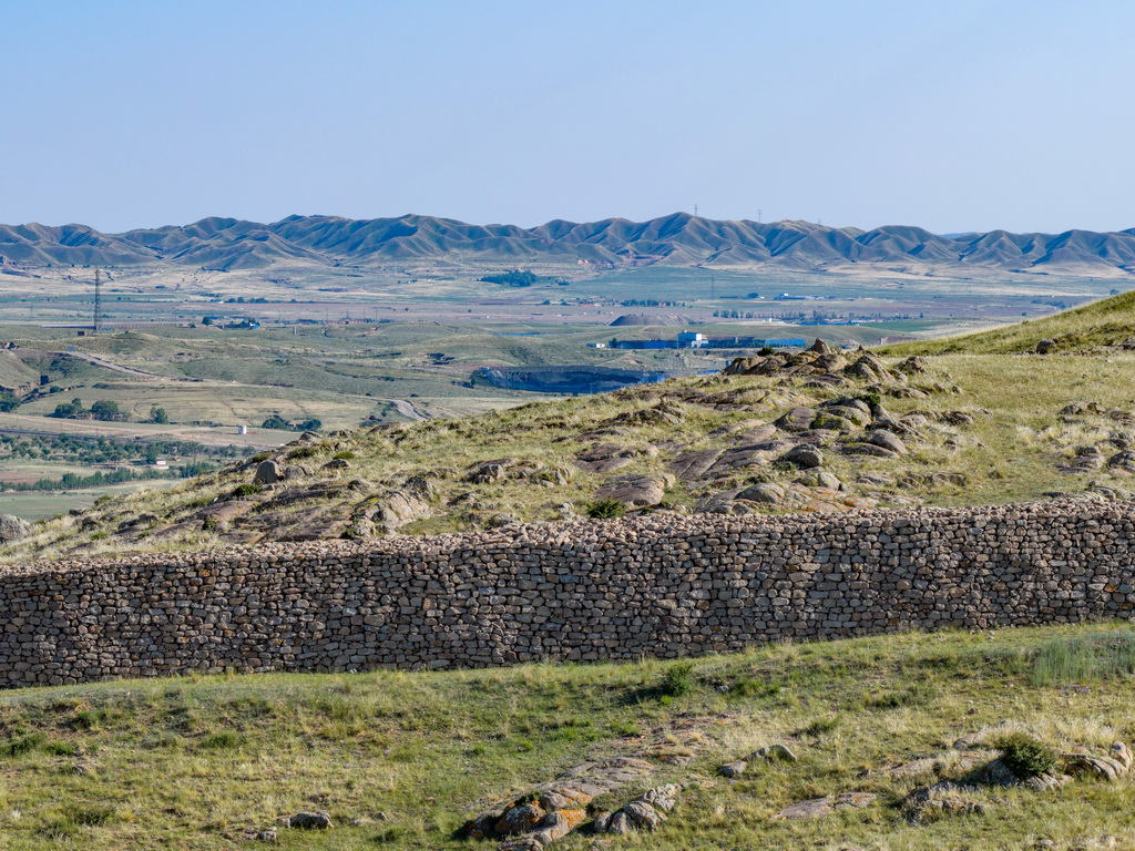 這是6月21日拍攝的固陽秦長城天盛成段局部（無人機照片）。