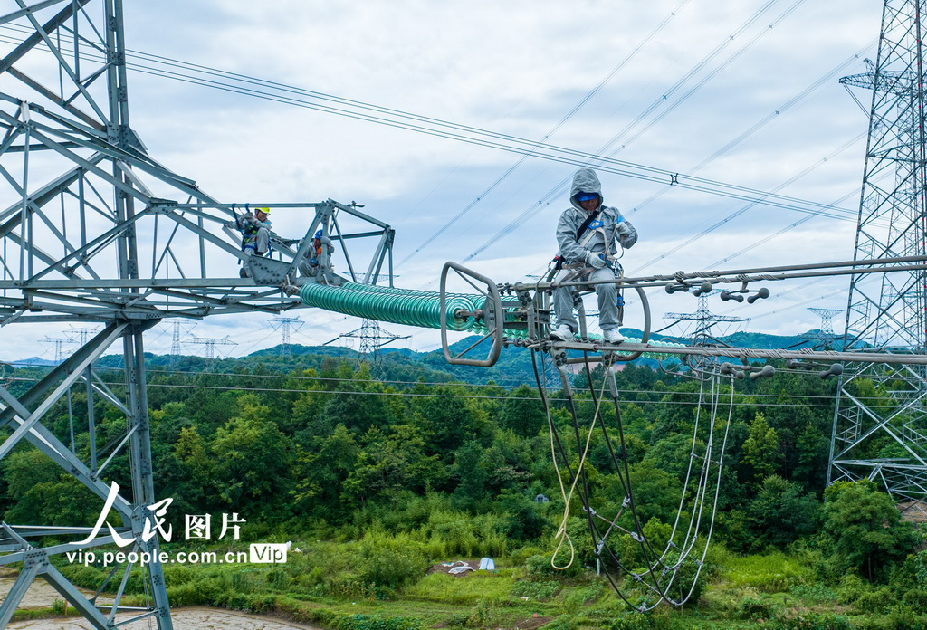 安徽青陽:高空帶電作業保運行【3】