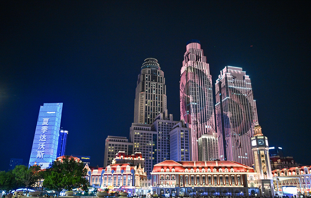 這是6月20日拍攝的天津津灣廣場夜色。