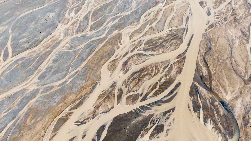 這是6月23日拍攝的野牛溝辮狀河流（無人機照片）。新華社記者 王艷 攝