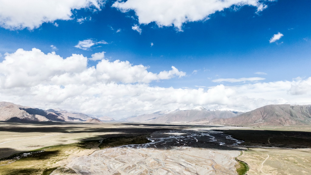 夏日高原辮狀河流