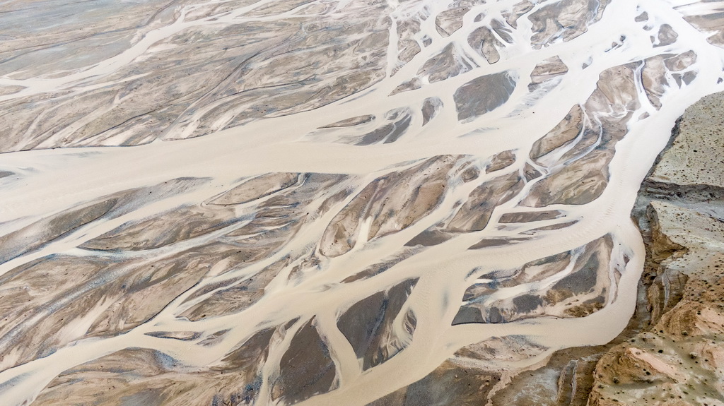 這是6月23日拍攝的野牛溝辮狀河流（無人機照片）。新華社記者 白瑪央措 攝