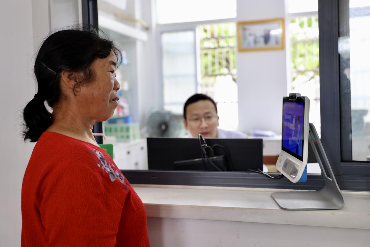 村民正在使用“裕農通”智慧終端辦理業務。蔣雨師攝
