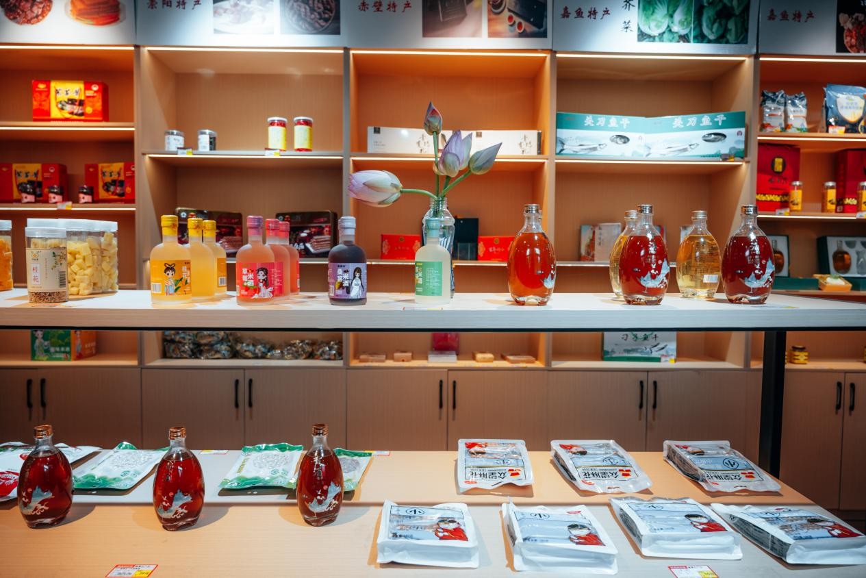 在普惠金融產品支持下，琳瑯滿目的農產品紛紛亮相展柜。邱活 攝